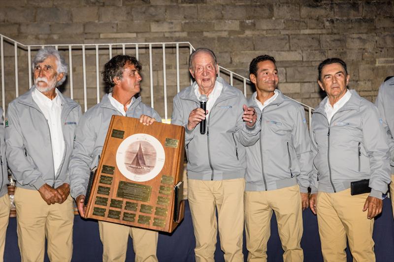 2023 Six Metre World Championship Prize Giving - The Djinn Trophy, for the Classic Division, to His Majesty King Juan Carlos of Spain's Bribon photo copyright SailingShots by Maria Muiña taken at Royal Yacht Squadron and featuring the 6m class