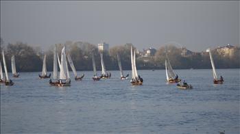 18 boats take to the Thames at Putney 