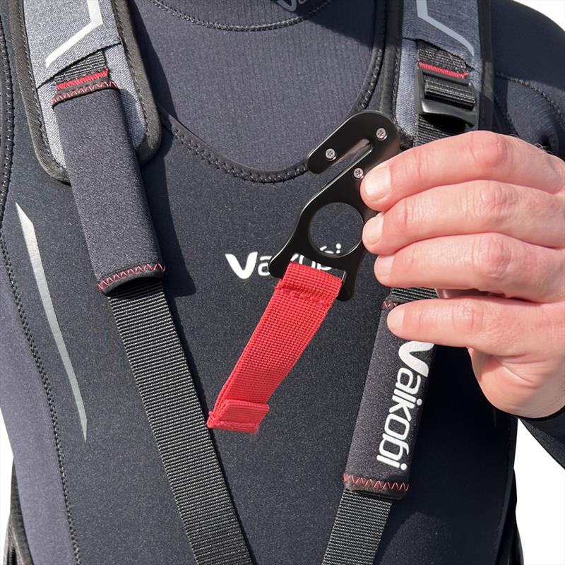Safety tool and neoprene pocket on the Torque Quick-Release Trapeze Harness - photo © Vaikobi