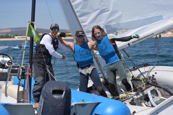 Dan Willcox and Paul Snow-Hansen celebrate with coach Geoff Woolley - photo © Joao Costa Ferreira