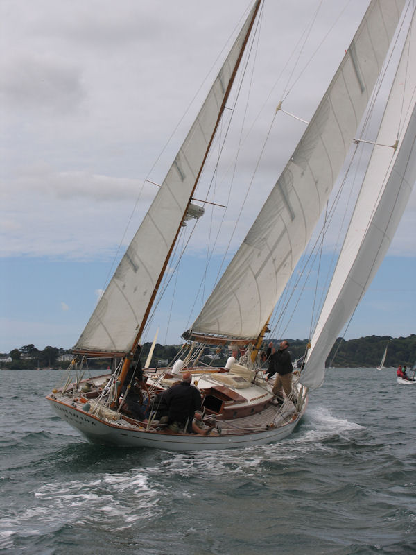 Richard Bond's classic S&S 'Tomahawk' on her way to winning the Concours d'Elegance at the Savills Regatta photo copyright Helen Stevens taken at  and featuring the Classic Yachts class