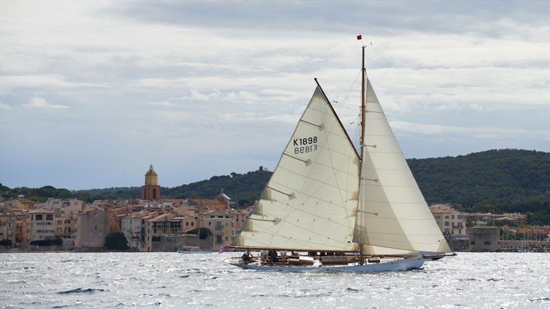 Kismet crossing the line in the Gstaad Yacht Club Centenary Trophy 202 photo copyright Juerg Kaufmann / GYC taken at Gstaad Yacht Club and featuring the Classic Yachts class