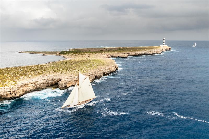 XXI Copa del Rey of Vintage Yachts of Vintage Yachts Day 2 - MARISKA-D1 passing Isla del Aire - photo © SailingShots by María Muiña