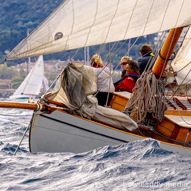 Powering off the start line - photo © Bow Caddy Media