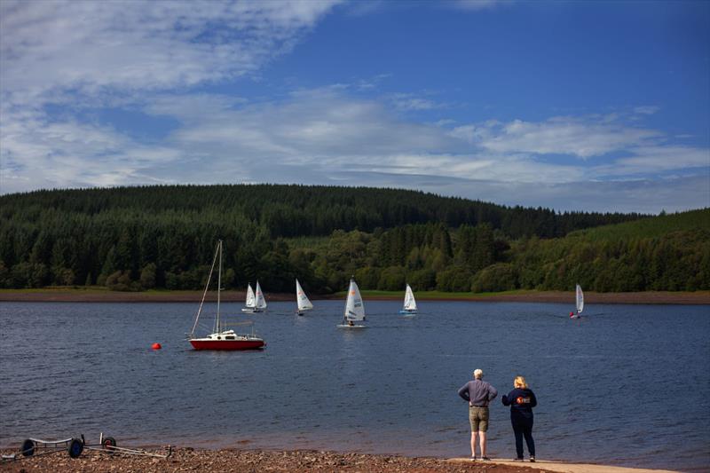 The shore crew considering the conditions - Comet Western Aphelion Series at Merthyr Tydfil - photo © Bleddyn Pulman / www.facebook.com/bleddyn.pulman