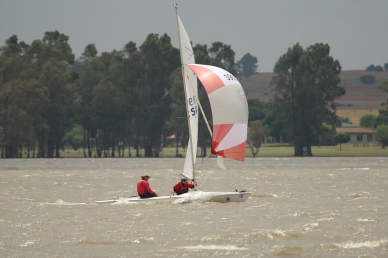 Campbell Alexander and Debbie Cox go full throttle as they blast their way down to the bottom mark - Flying 15 South African Nationals at Vaal Dam - photo © Geoff Walter