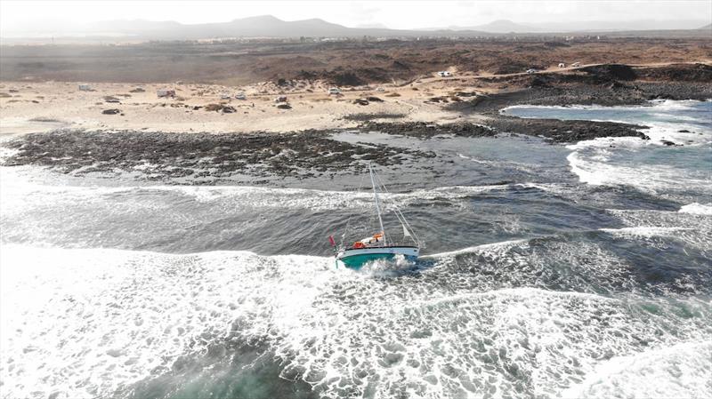 Guy deBoer's Spirit should be salvaged before the expected swell coming in Monday - photo © Felix Montenegro Pujales / Osvaldo Martinez