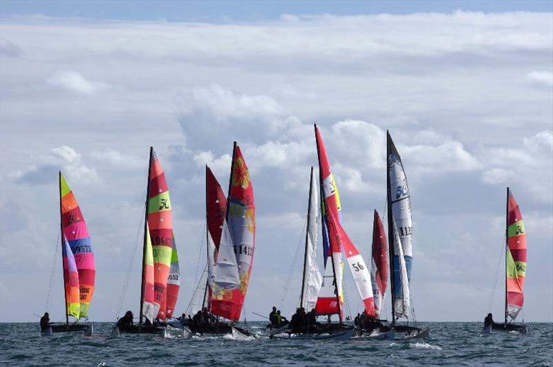 Class 6 start - photo © Simon Ropert