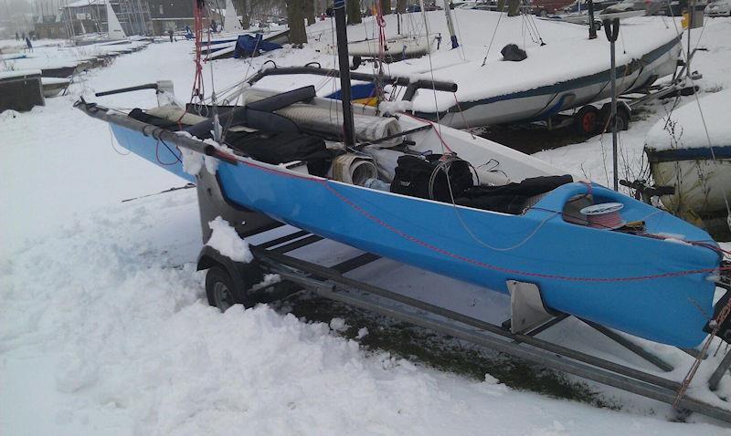 Ben rigging the International 14 at a very snowy Rutland during the Tiger Trophy - photo © Ben McGrane