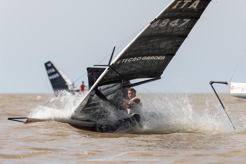Lorenzo De Felice on day 5 of the Moth Worlds at Buenos Aires, Argentina photo copyright Moth Worlds ARG 2022 / Matias Capizzano taken at Yacht Club Argentino and featuring the International Moth class