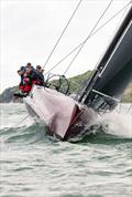 © David Harding / www.sailingscenes.com Ino Noir, GBR2747R, Carkeek, during the 2023 Round the Island Race © David Harding / www.sailingscenes.com