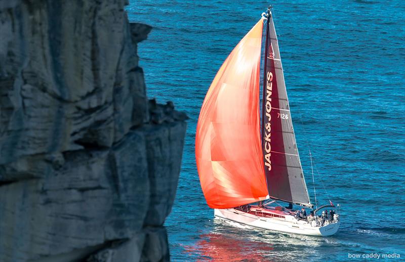 Llama II passes North Head - photo © Bow Caddy Media