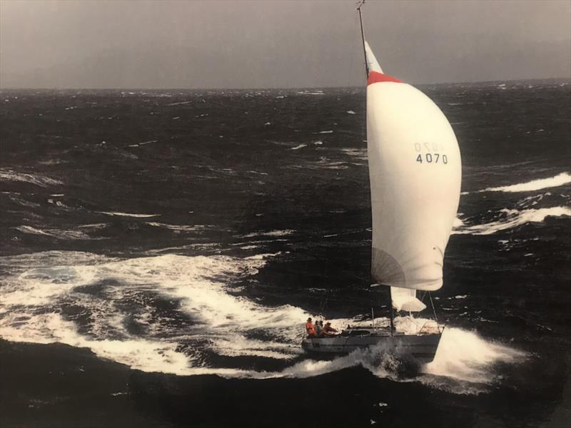Paladin 1990 Melbourne to Hobart roaring along across bottom of Tas with 2.2 Ounce kite up - photo © Cam