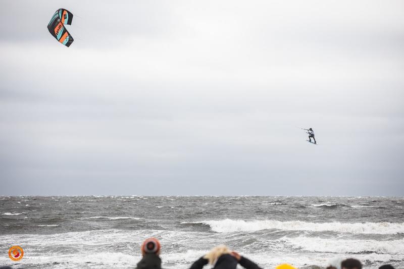 Carlos Mario engages kite loop mode - photo © Ydwer van der Heide