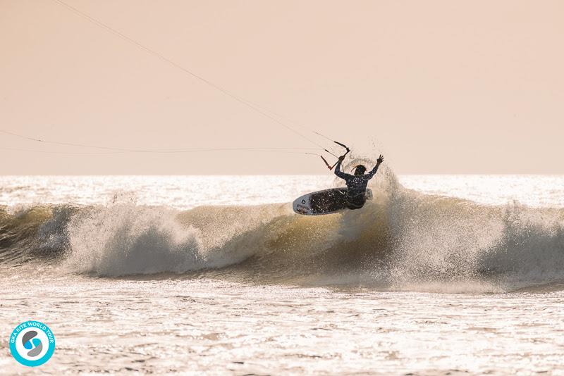 No matter the size, Airton attacks it with the same critical accuracy - GKA Kite World Cup Dakhla, Day 10 - photo © Ydwer van der Heide