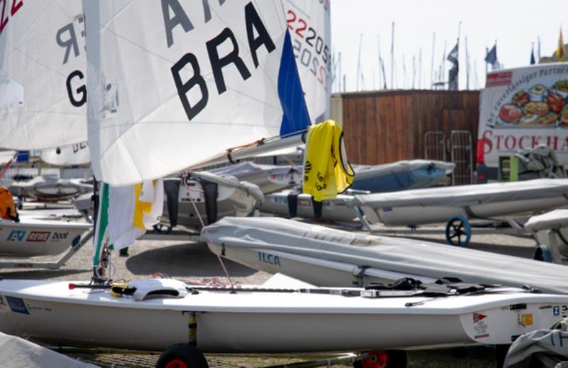 All competitors retreated to the shade, boats in standby position with their sails flopping – on penultimate day, all races were canceled because there was hardly a breath of wind. ILCA 6 leader Erik Scheidt could only hang up yellow jersey on his beam - photo © Christian Beeck / Kieler Woche