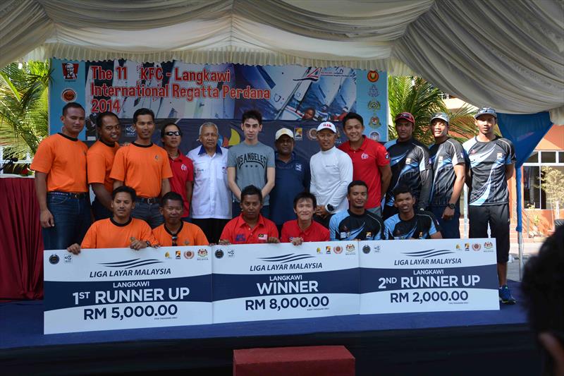 YAM Tunku Abdul Jalil ibni Sultan Ibrahim, Chairman of Innovatige Sdn Bhd with the winners of the first edition of the Liga Layar Malaysia Match Racing photo copyright Liga Layar Malaysia taken at  and featuring the Match Racing class