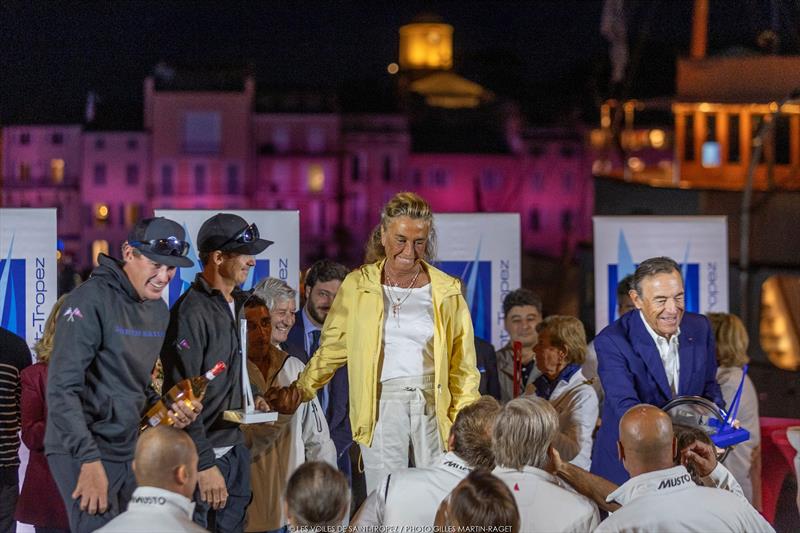 The Maxi 2 podium with Cannonball represented by Madina Ferrari, plus Nick Rogers and Harry Esson from North Star and Sir Lindsay Owen-Jones, owner of Magic Carpet Cubed - photo © Gilles Martin-Raget