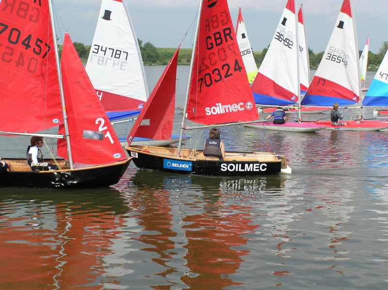 A lack of breeze for the Mirrors & Herons at Yeadon photo copyright Yvonne McInnes taken at Yeadon Sailing Club and featuring the Mirror class