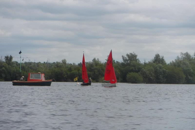 A close finish - Mirror Weekend at Hunts photo copyright Ron Vass taken at Hunts Sailing Club and featuring the Mirror class