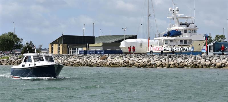 Round the world yachtswoman Tracy Edwards and her MAIDEN crew salute Sir Chay Blyth from the  harbour wall - photo © Barry Pickthall / PPL