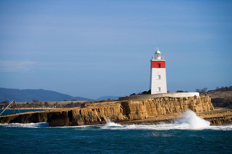 The Iron Pot Lighthouse at the mouth of the Derwent Estuary - photo © Alamy.com