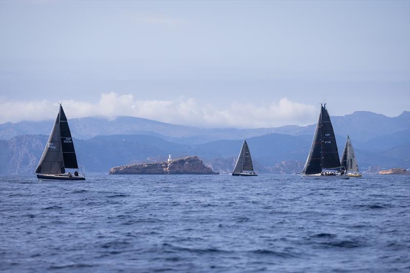 La Larga photo copyright Laura G. Guerra taken at Real Club Náutico de Palma and featuring the ORC class