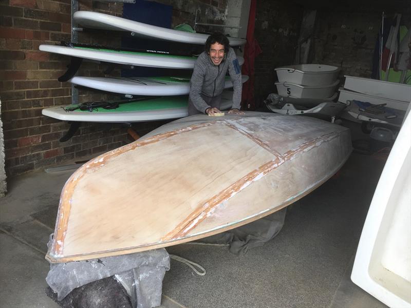 Luis working on his boat - photo © Jarka Kluth