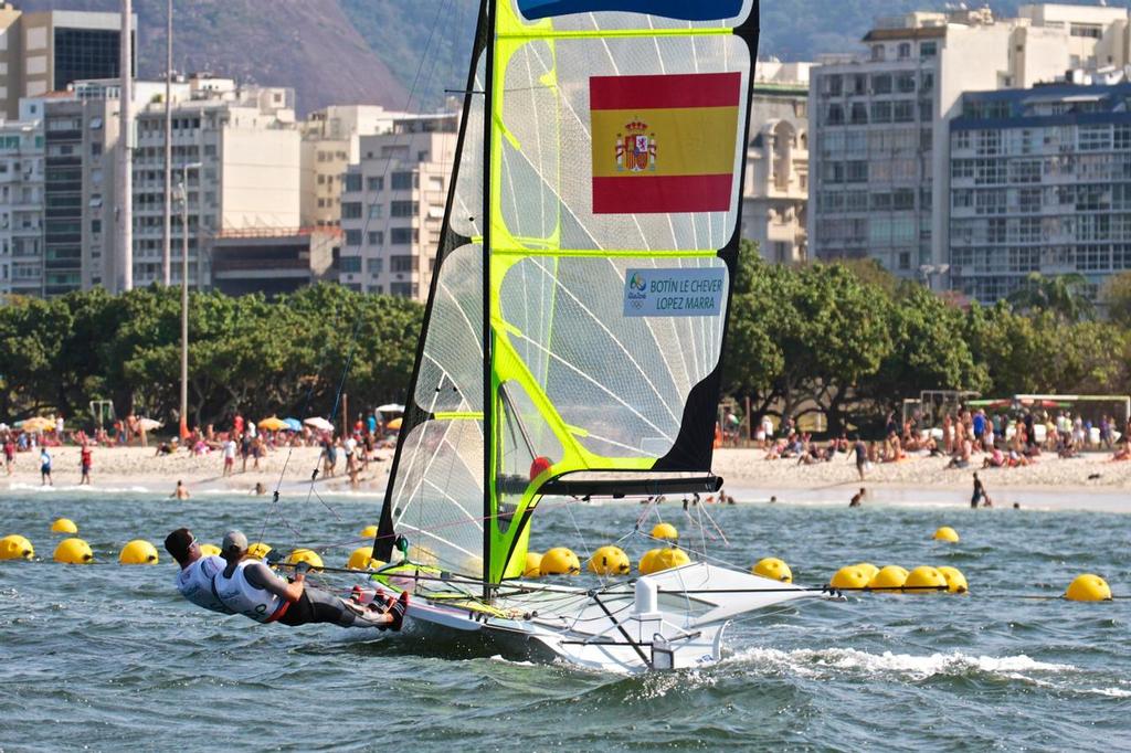 The Medal Race course was set very close to the fans on the beach - photo © Richard Gladwell www.photosport.co.nz