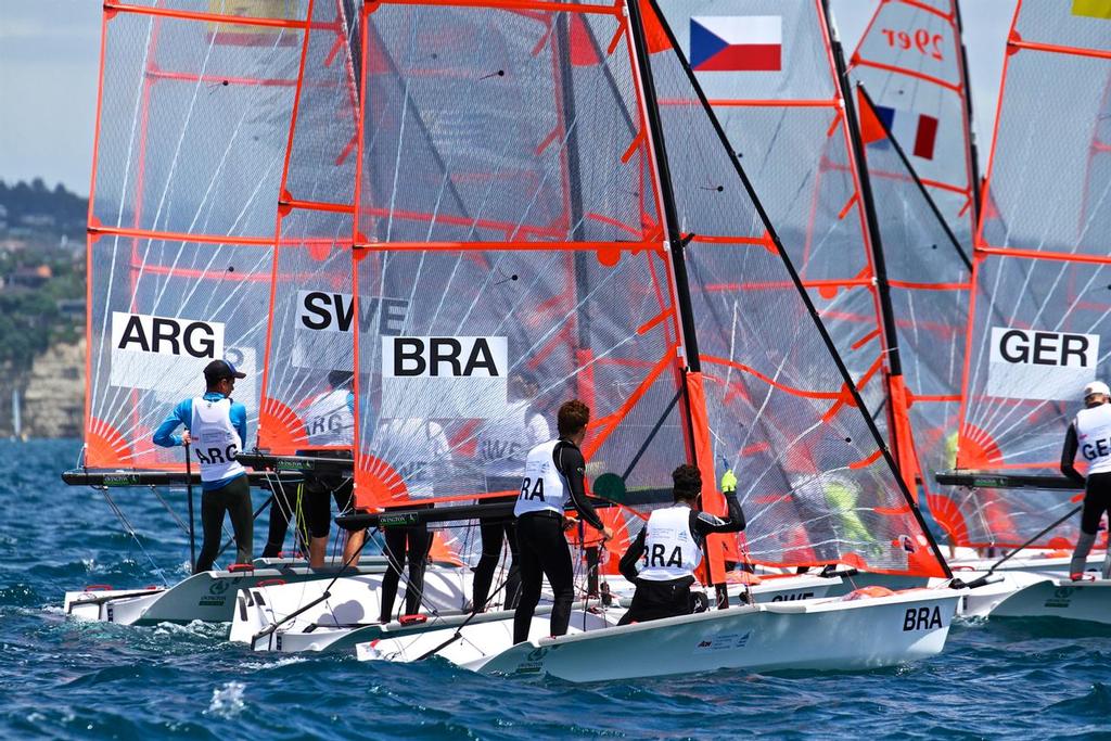 Mens 29er start - Aon Youth Worlds 2016, Torbay, Auckland, New Zealand, Day 3, December 18, 2016 - photo © Richard Gladwell www.photosport.co.nz