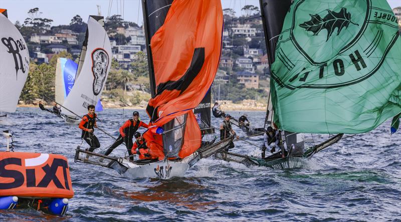 Coming into the bottom mark - photo © SailMedia