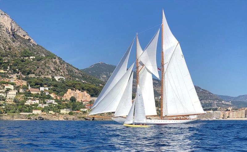 Solent Sunbeam 'Dainty' passes Elena photo copyright Anna Boulton taken at  and featuring the Sunbeam class