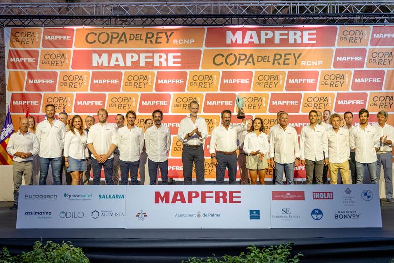Pez de Abril, ClubSwan 42 winners with H.M. The King Felipe of Spain at the 42nd Copa del Rey MAPFRE Prize Giving - photo © María Muiña / Copa del Rey MAPFRE