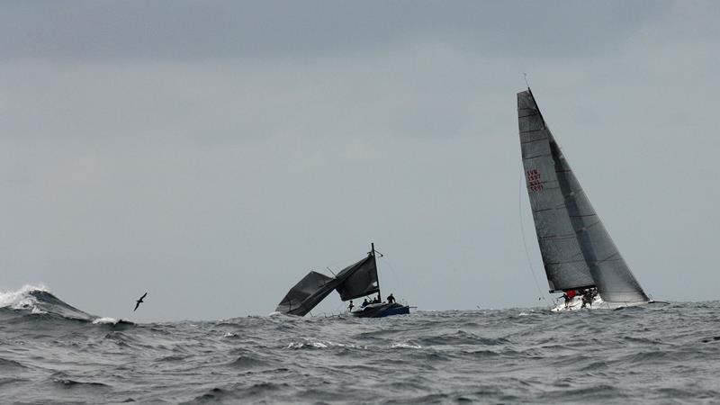 Shogun's mast failure on day 2 of the final round of the TP52 Southern Cup - photo © Peter Andrews / Outimage