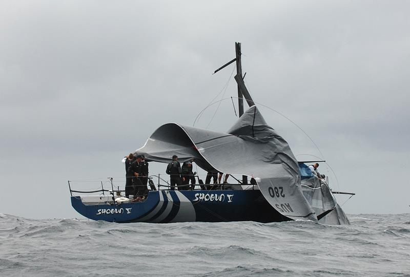 Shogun V break their mast on day 2 of the final round of the TP52 Southern Cup - photo © Peter Andrews / Outimage