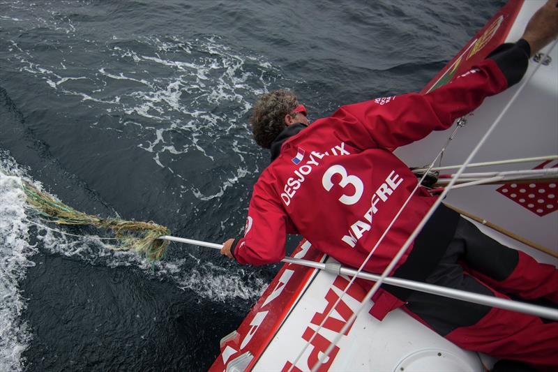 November 01,2014. Leg 1 onboard MAPFRE. Michel Desjoyeaux just after taking out the fishing net from the rudder - photo © Francisco Vignale / Volvo AB