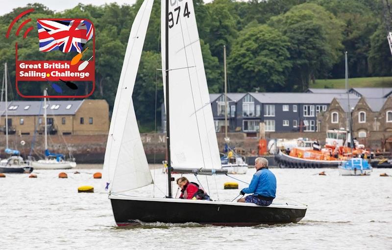 Richard Stone and Catherine Gore win the Medway Marathon 2021 photo copyright Tim Olin / www.olinphoto.co.uk taken at Medway Yacht Club and featuring the Wayfarer class
