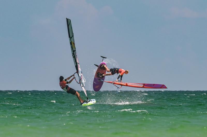 Yentel Caers rotating through a final-winning Pasko in front of his opponent - photo © PROtography Official